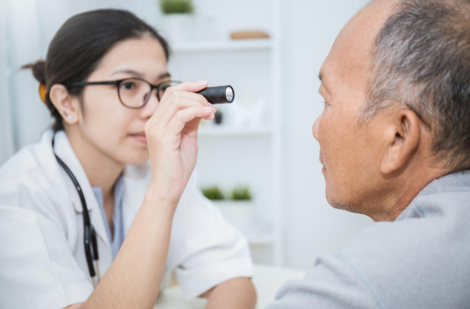 can-eyesight-improve-with-age-los-angeles-ca